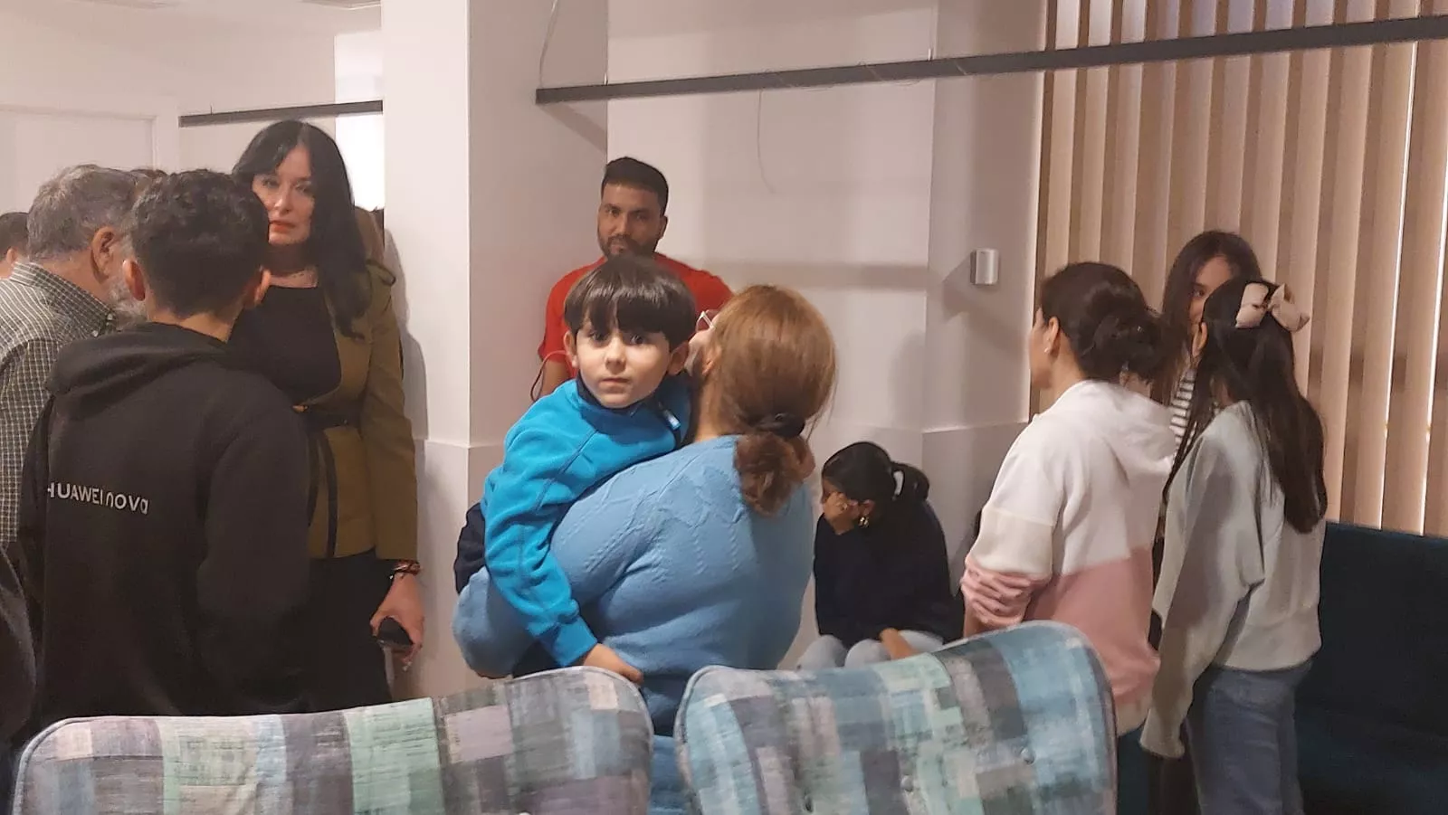 Visita de Carmen Susín y Lorena Orduna a la Cruz Blanca con los vecinos de Santa Clara