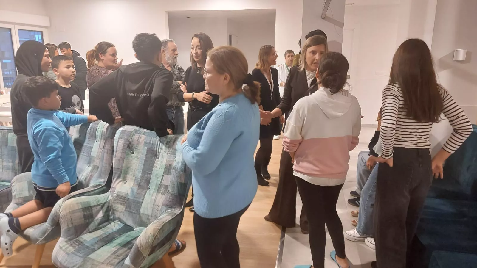 Visita de Carmen Susín y Lorena Orduna a la Cruz Blanca con los vecinos de Santa Clara