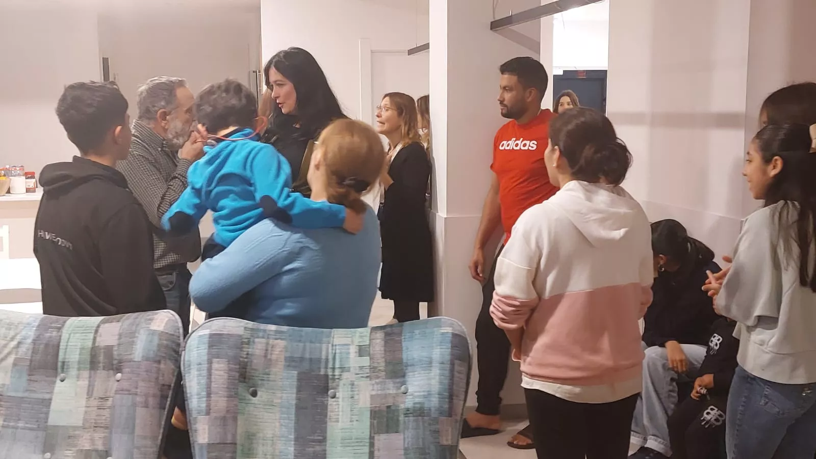 Visita de Carmen Susín y Lorena Orduna a la Cruz Blanca con los vecinos de Santa Clara