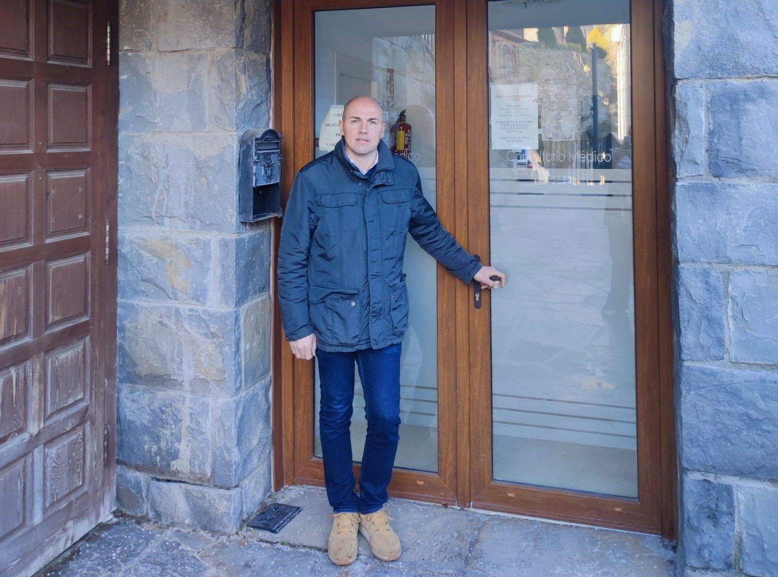 El alcalde de Boltaña, José María Giménez, en la entrada al consultorio médico