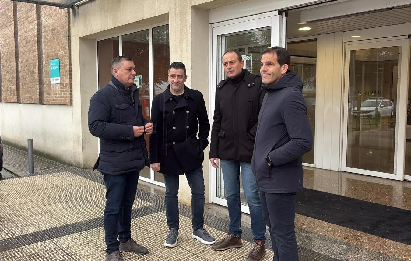 Fernando Sabés y otros representantes socialistas ante el Hospital de Barbastro