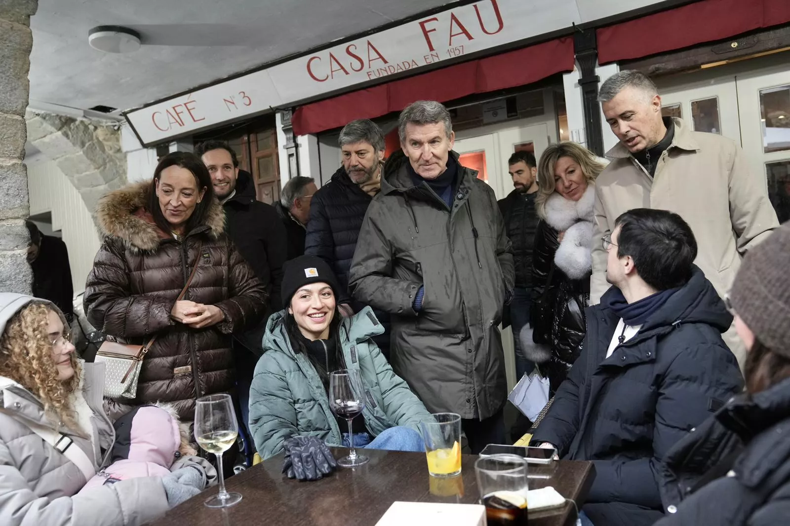 Feijóo con unos jóvenes en Jaca
