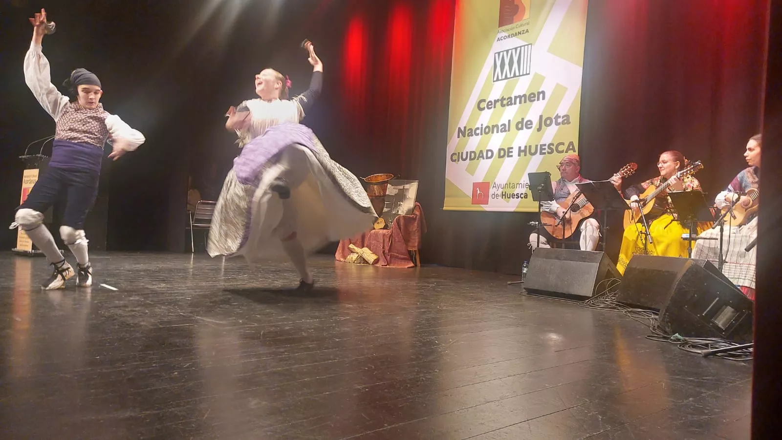 Certamen Nacional de Jota Ciudad de Huesca con la rondalla de Javier Badules y una pareja de baile