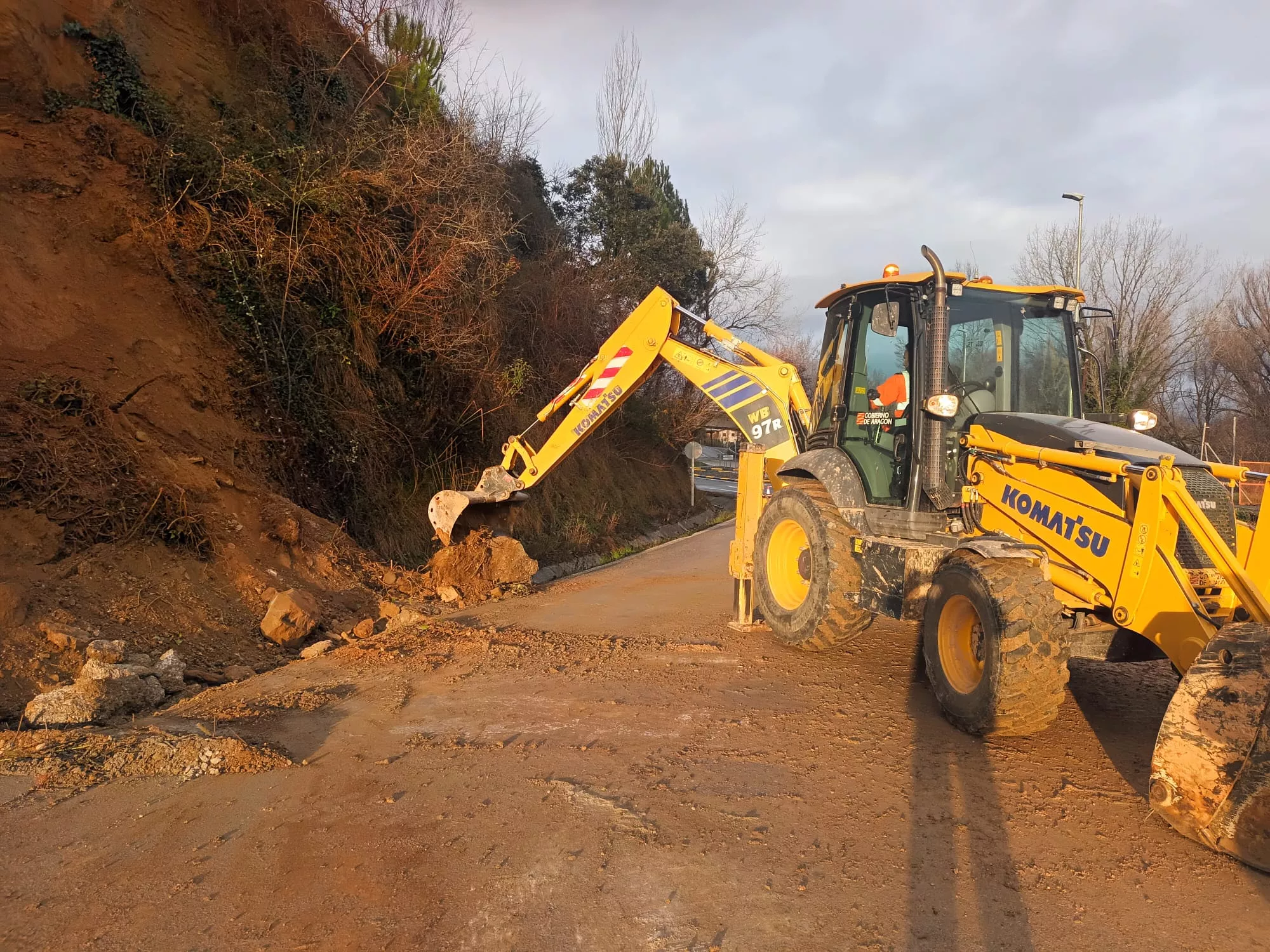 Trabajos en Barbastro para retirar las piedras y el barro del desprendimiento esta mañana