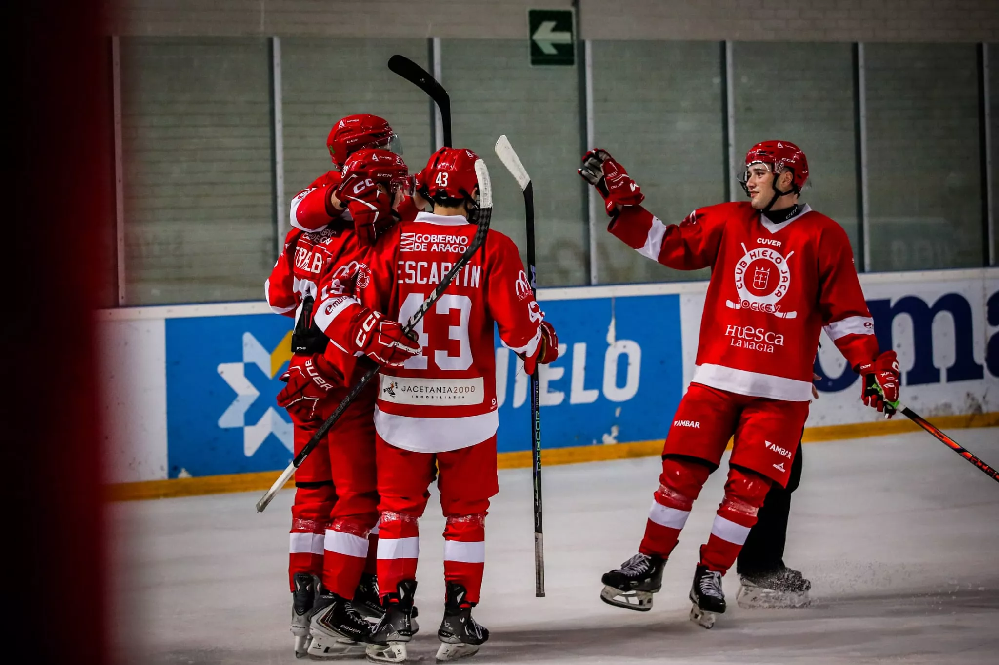 Los jaqueses celebran uno de los tres goles ante Txuri Los jaqueses celebran uno de los tres goles ante Txuri