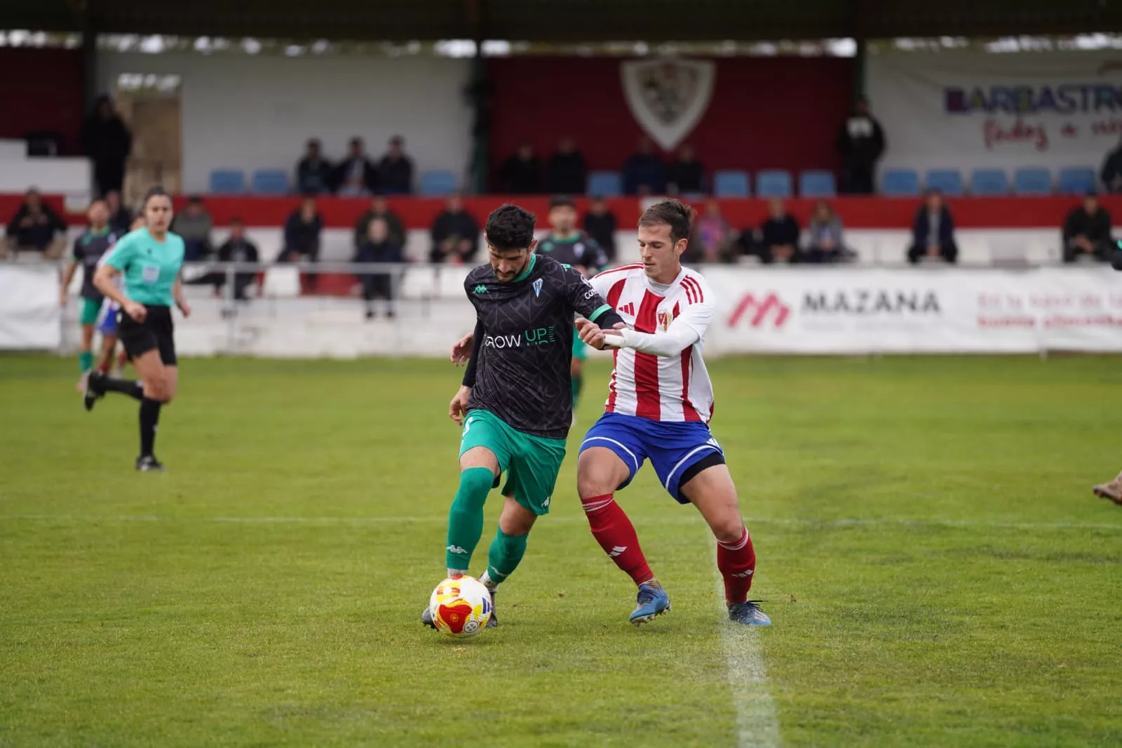 Jaime Ara pelea un balón en el encuentro del Barbastro ante el Alcoyano. Foto: Dani Vidal @fotomaniafut