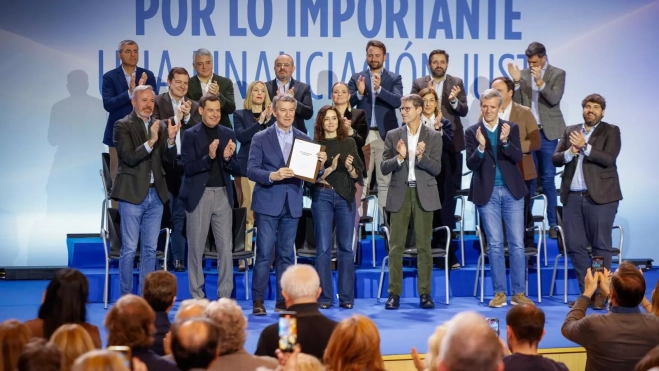 Núñez Feijóo muestra la Declaración de Zaragoza