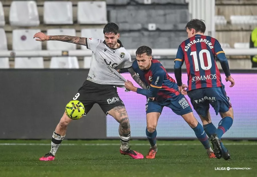 Carrillo agarra a un rival en el partido ante el Burgos. Foto: LaLiga
