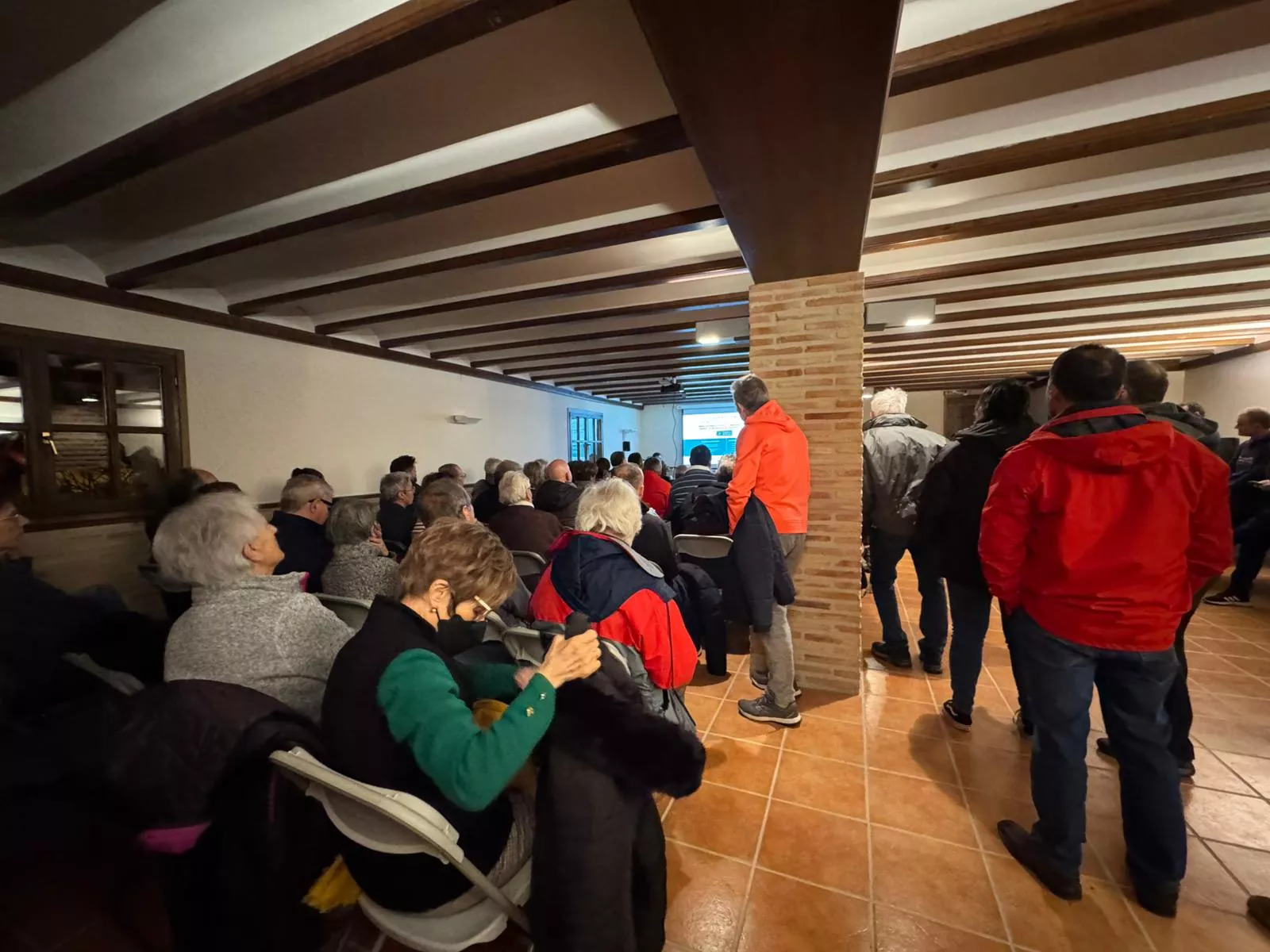Sala de El Viñedo en la reunión de vecinos de Loporzano, Quicena y Tierz