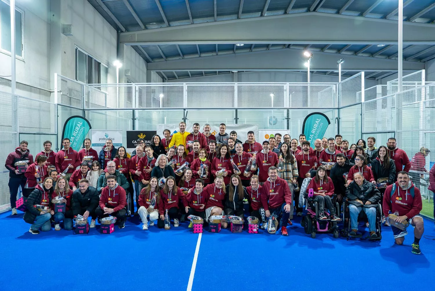 Foto de familia tras acabar el segundo Torneo Solidario de Pádel Aspace Huesca Caja Rural de Aragón