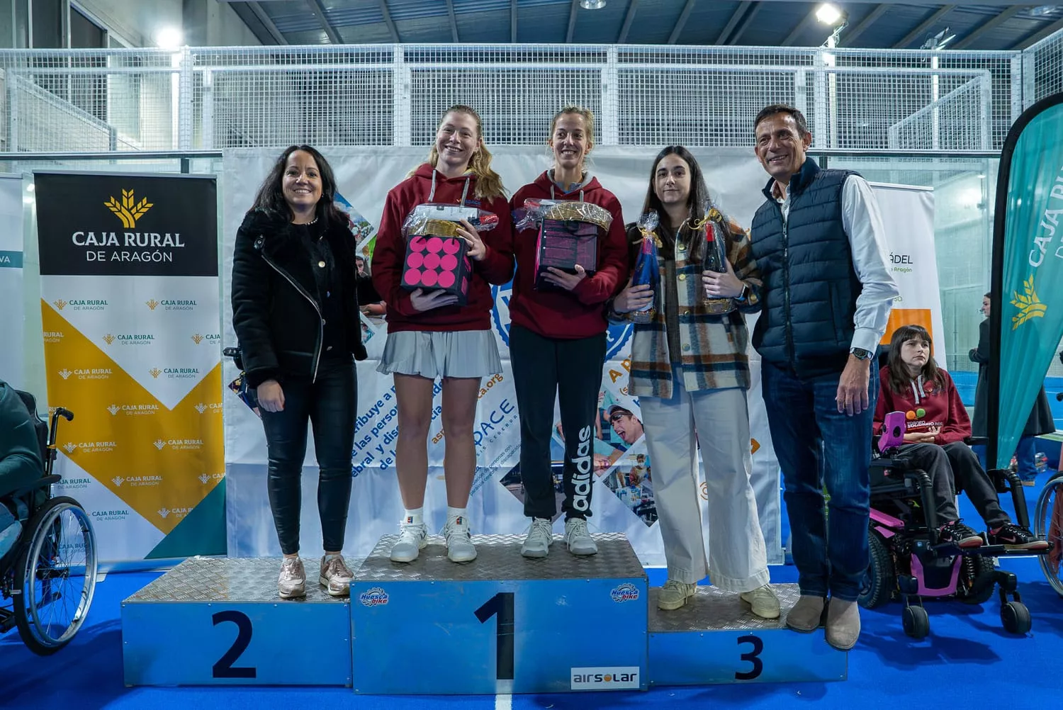 Trofeos del II Torneo Solidario de Pádel Aspace Huesca-Caja Rural de Aragón