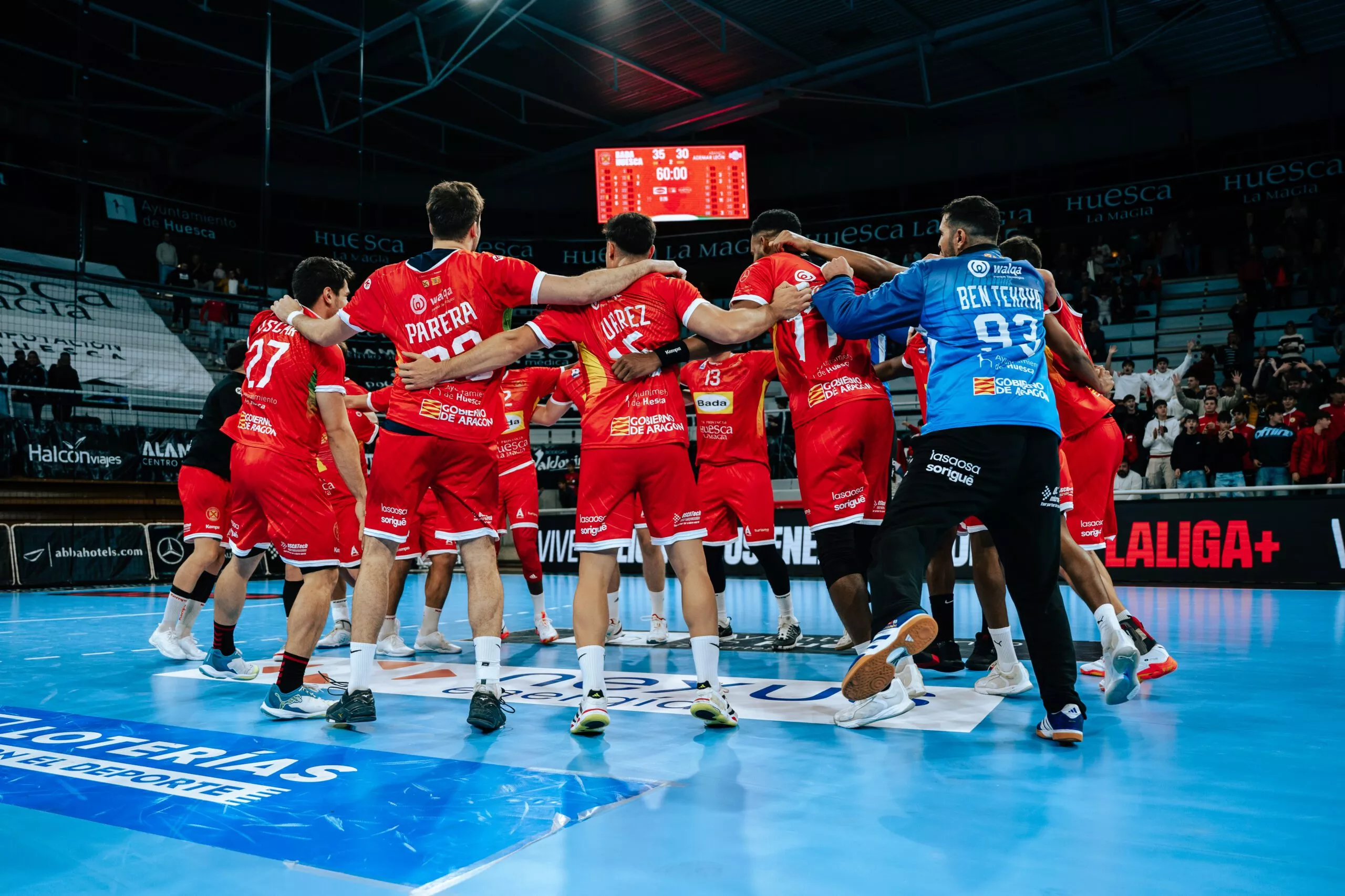 Bada Huesca celebra una victoria esta temporada. Bada Huesca celebra una victoria esta temporada.