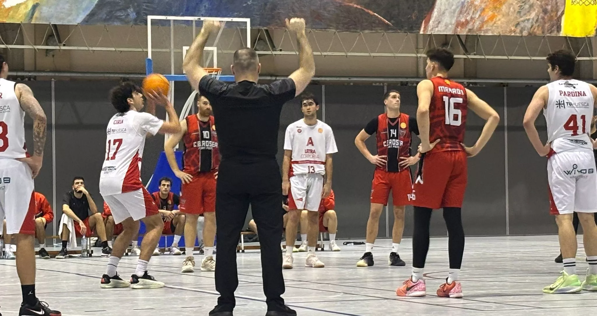 Letra Corpórea Barbastro en el partido ante Roser.