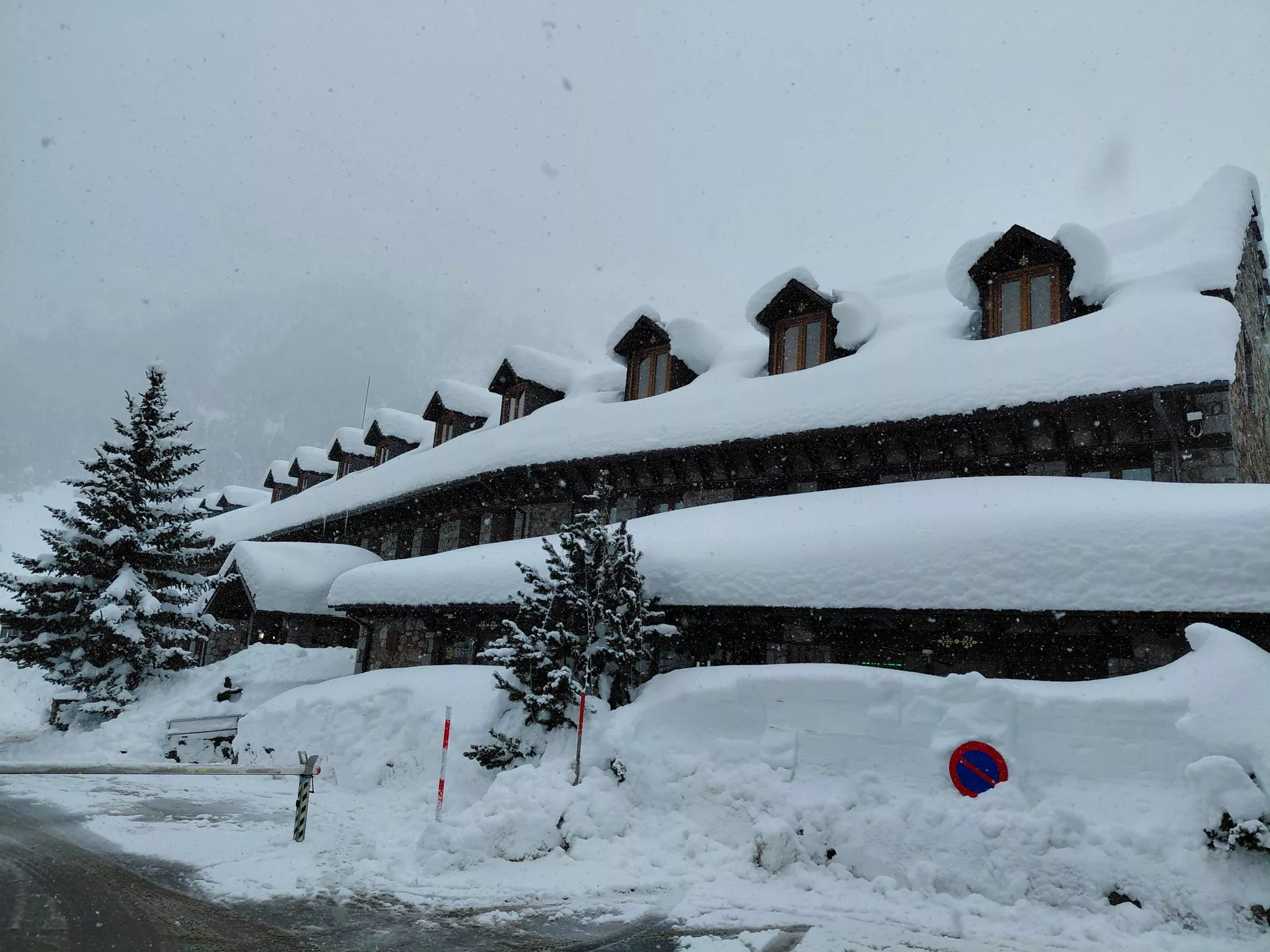 El Pirineo oscense encadena nuevos episodios de nieve con alto riesgo de aludes. En la imagen, Llanos del Hospital tras la nevada del fin de semana.