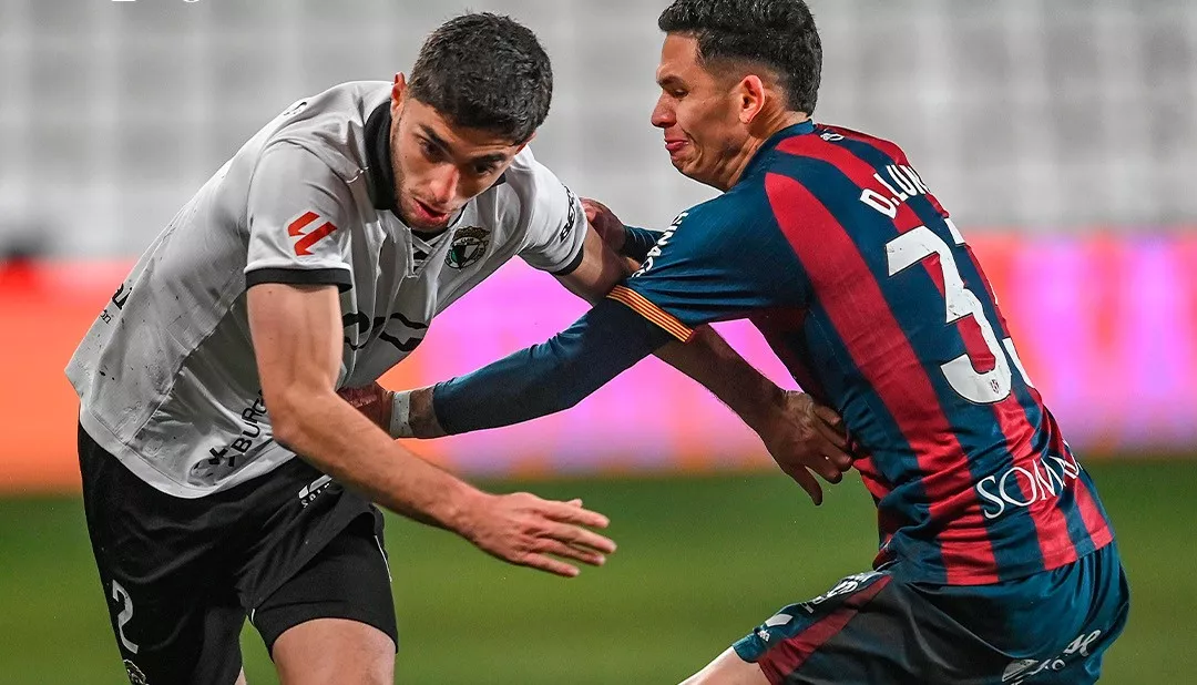 Dani Luna pelea un balón en el partido ante el Burgos. Los invisibles de Bolo. Foto: SD Huesca