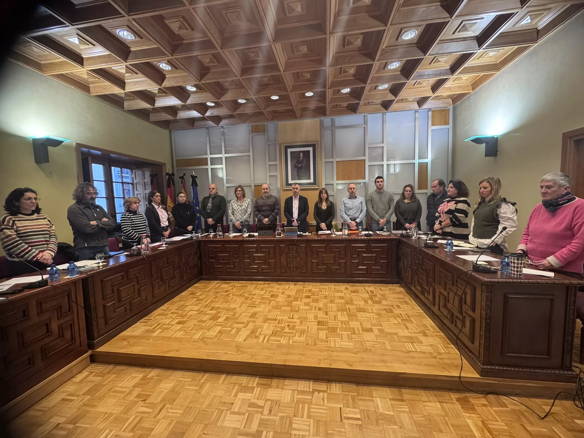 Pleno del Ayuntamiento de Jaca durante el minuto de silencio en recuerdo de las víctimas del accidente ferroviario.