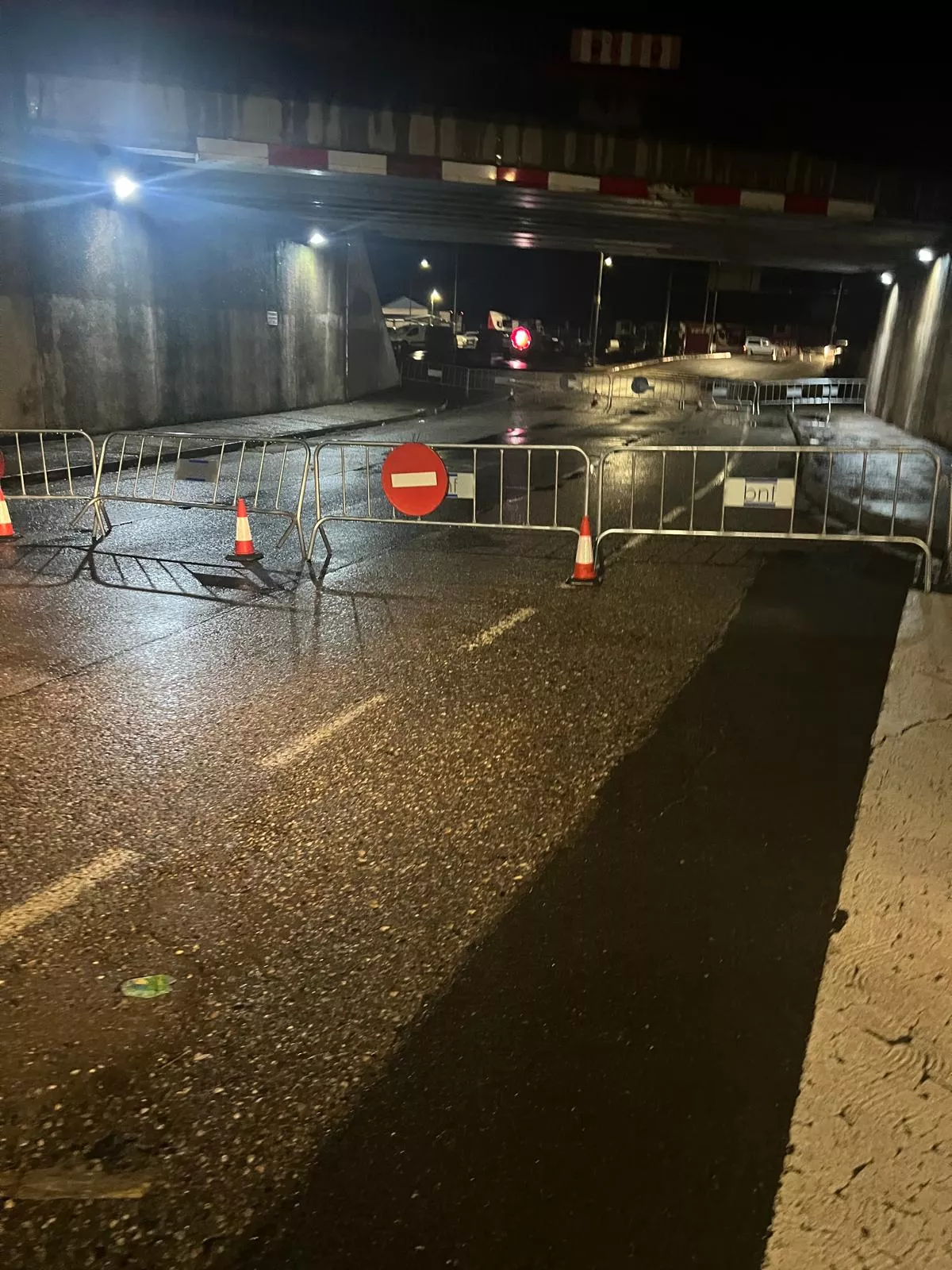 Lugar en el que han caído los cascotes de hormigón en la travesía de Binéfar