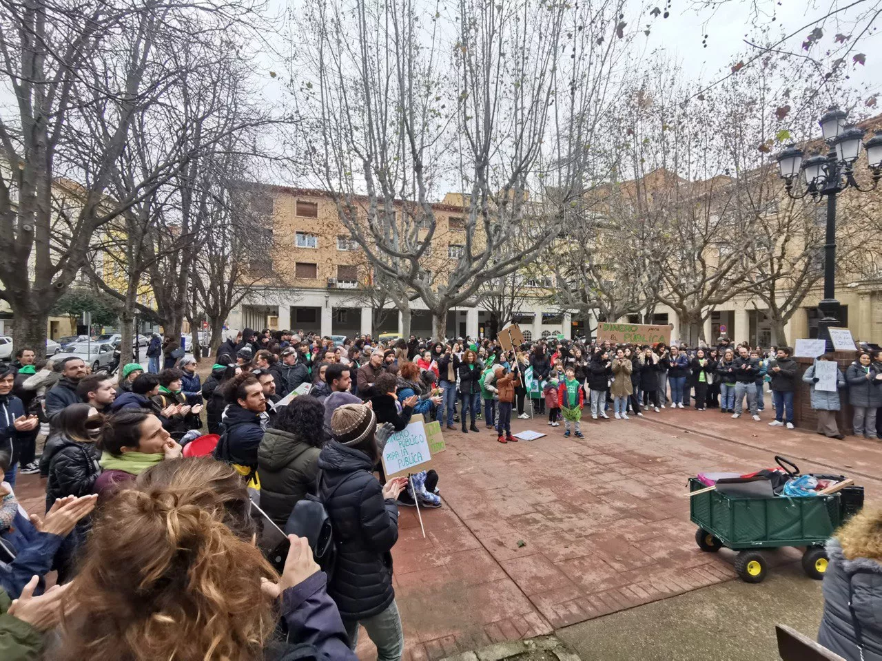 Concentración celebrada en la plaza Cervantes de Huesca este martes con motivo de la huelga educativa.