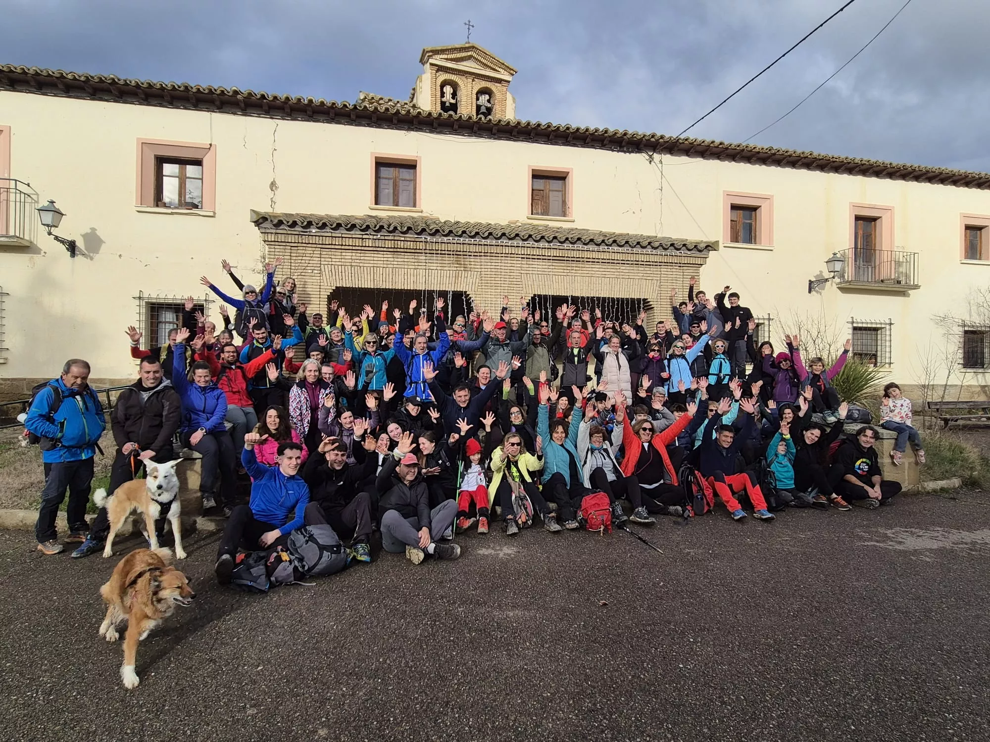 Los Amantes de la Naturaleza, en la puerta de Cillas. Foto Juanlu Herrero