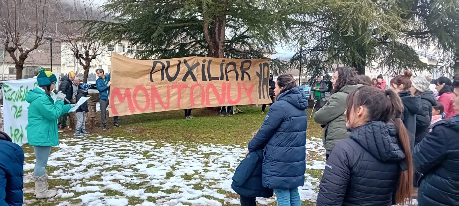 La comunidad educativa del Valle de Benasque se moviliza en defensa de la escuela pública.