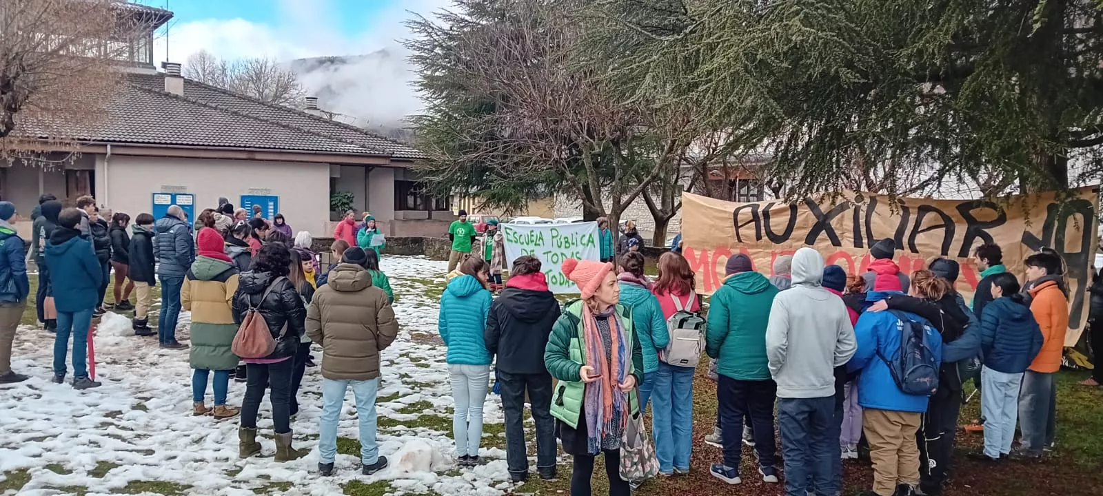 La comunidad educativa del Valle de Benasque se moviliza en defensa de la escuela pública.