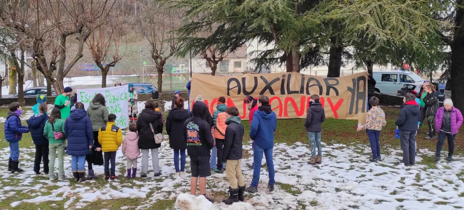 La comunidad educativa del Valle de Benasque se moviliza en defensa de la escuela pública.