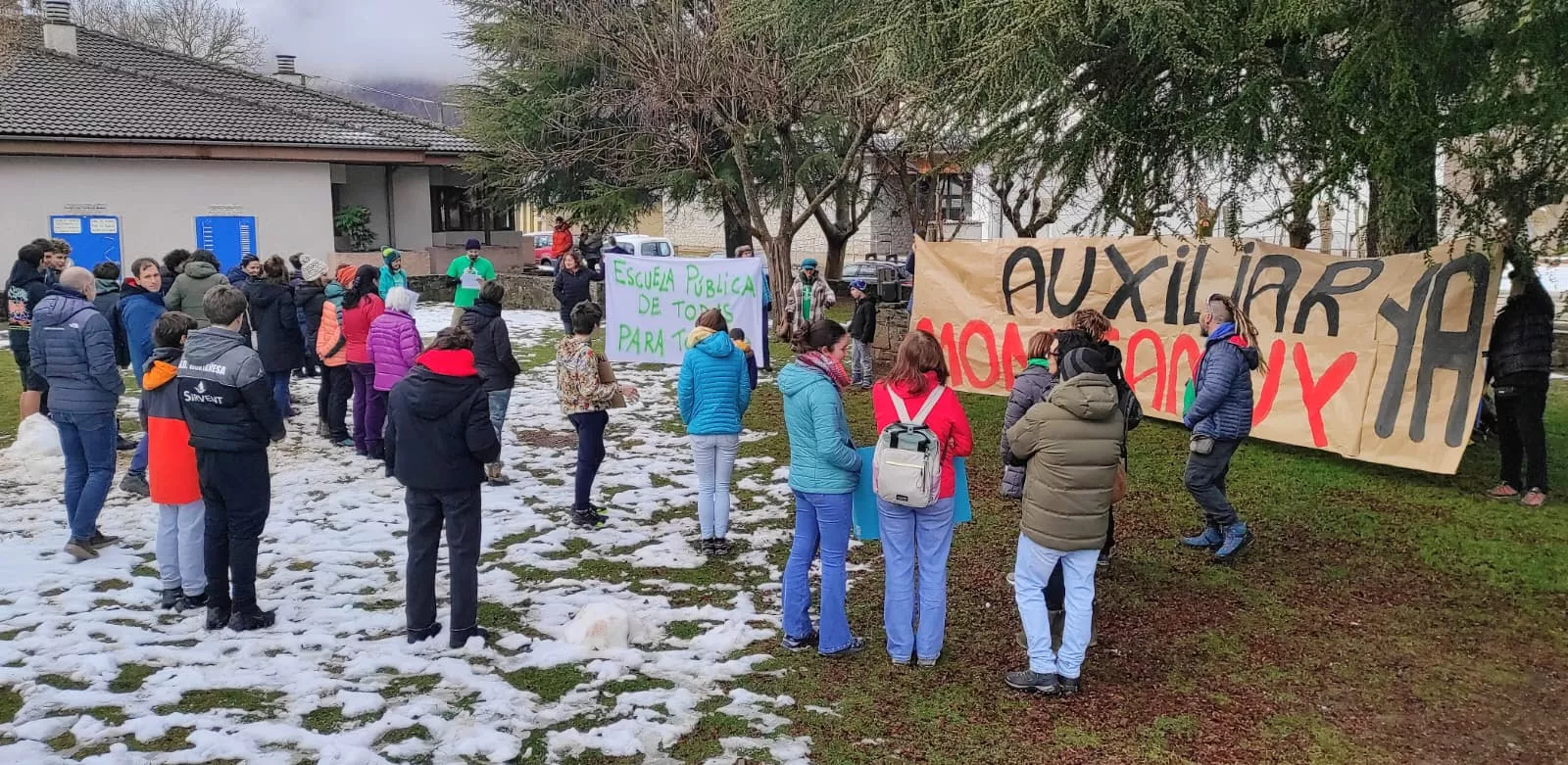 La comunidad educativa del Valle de Benasque se moviliza en defensa de la escuela pública.