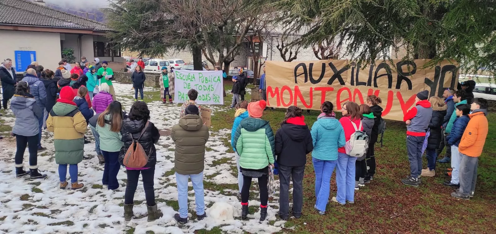 La comunidad educativa del Valle de Benasque se moviliza en defensa de la escuela pública.