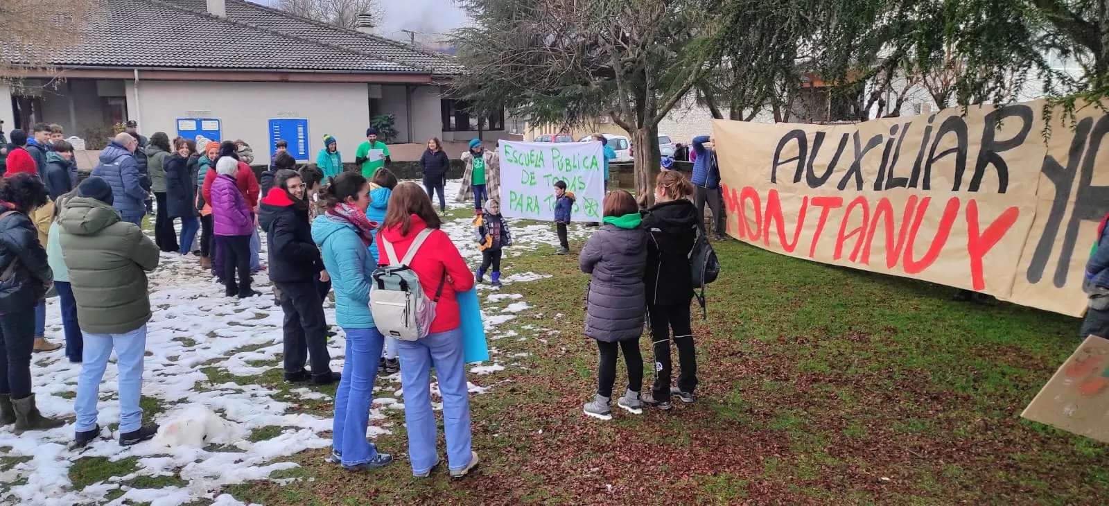 La comunidad educativa del Valle de Benasque se moviliza en defensa de la escuela pública.
