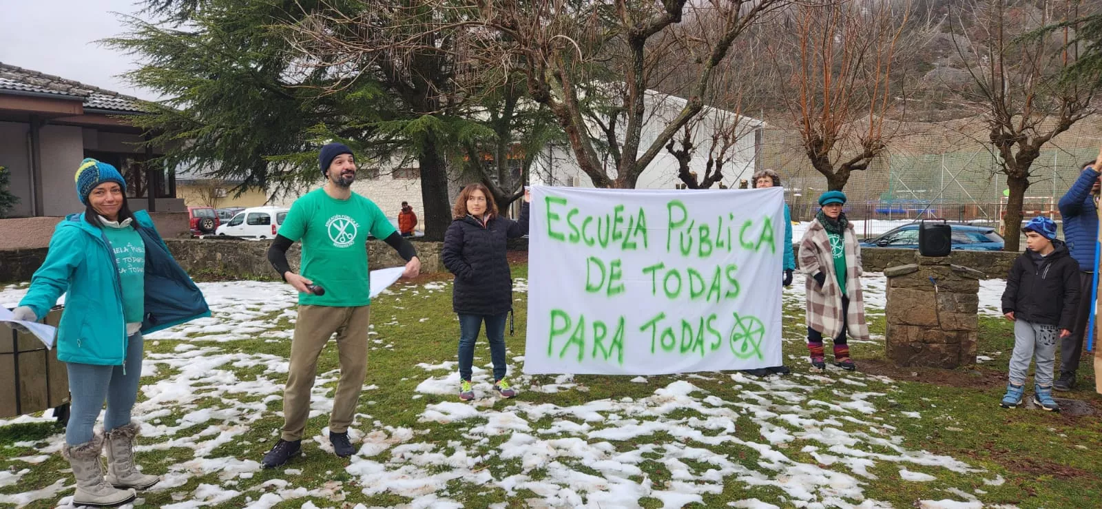 La comunidad educativa del Valle de Benasque se moviliza en defensa de la escuela pública.
