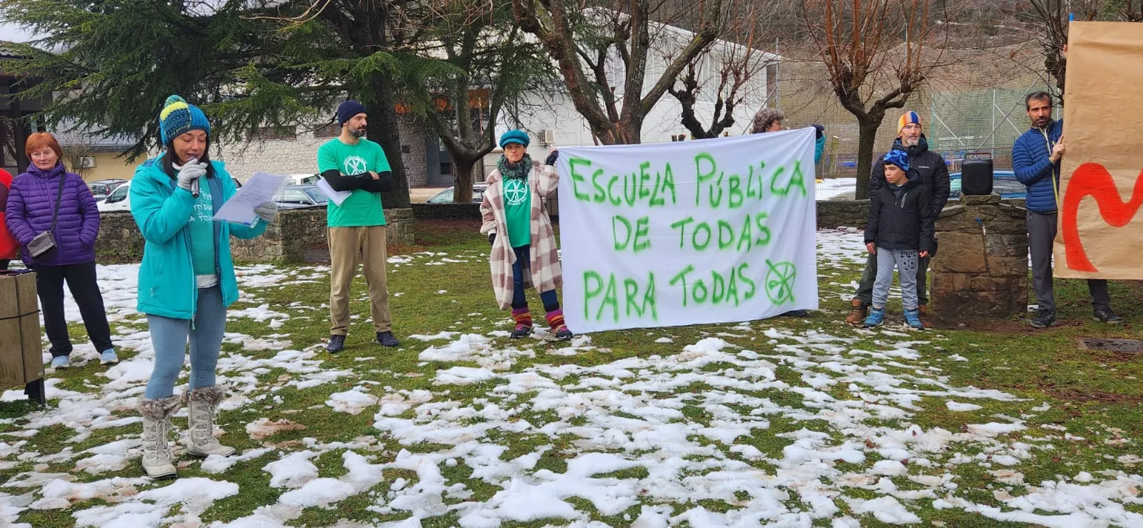 La comunidad educativa del Valle de Benasque se moviliza en defensa de la escuela pública.