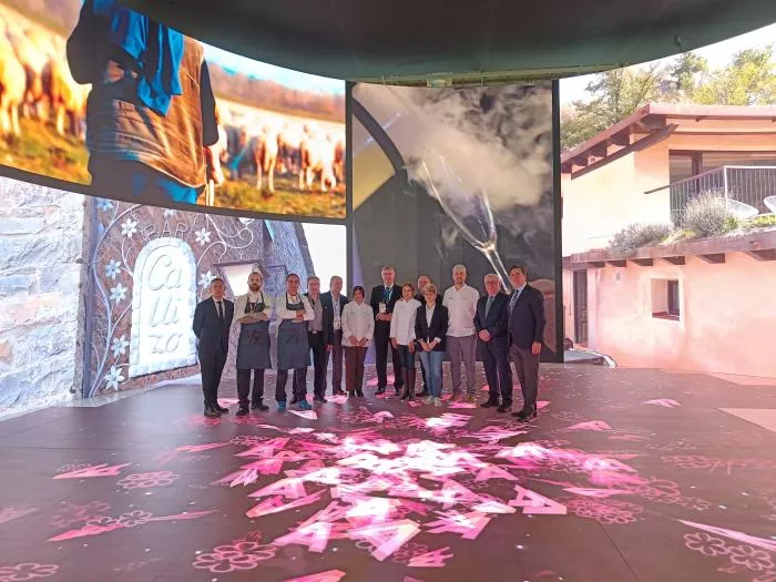Foto de familia de Blasco y Moncada con cocineros con Estrella Michelín en el estand de Aragón en Fitur
