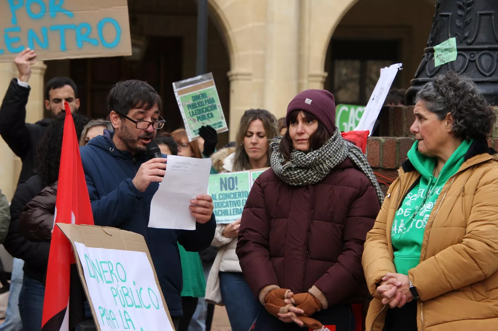 Concentración en Huesca en el segundo día de huelga educativa. Foto Carlos Neofato