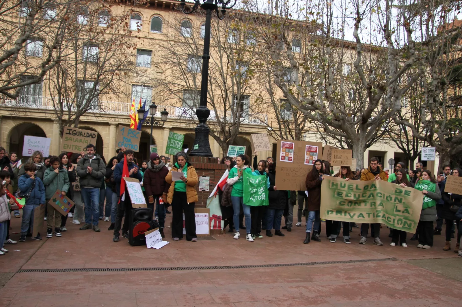Concentración en Huesca en el segundo día de huelga educativa. Foto Carlos Neofato