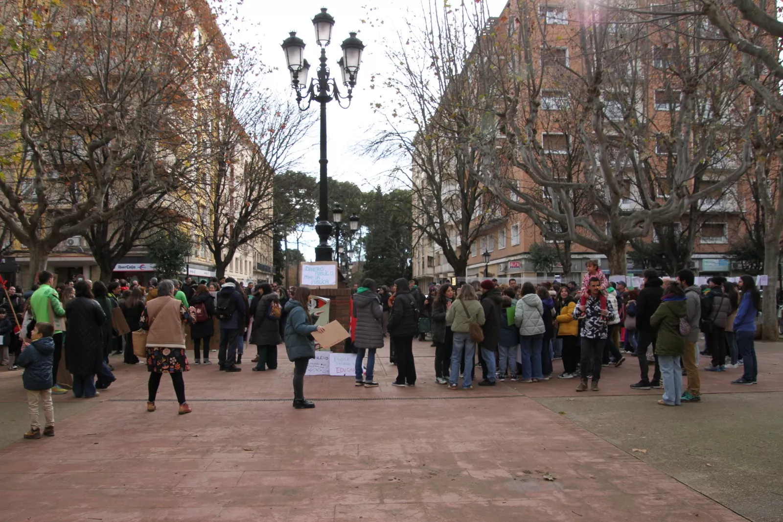 Concentración en Huesca en el segundo día de huelga educativa. Foto Carlos Neofato