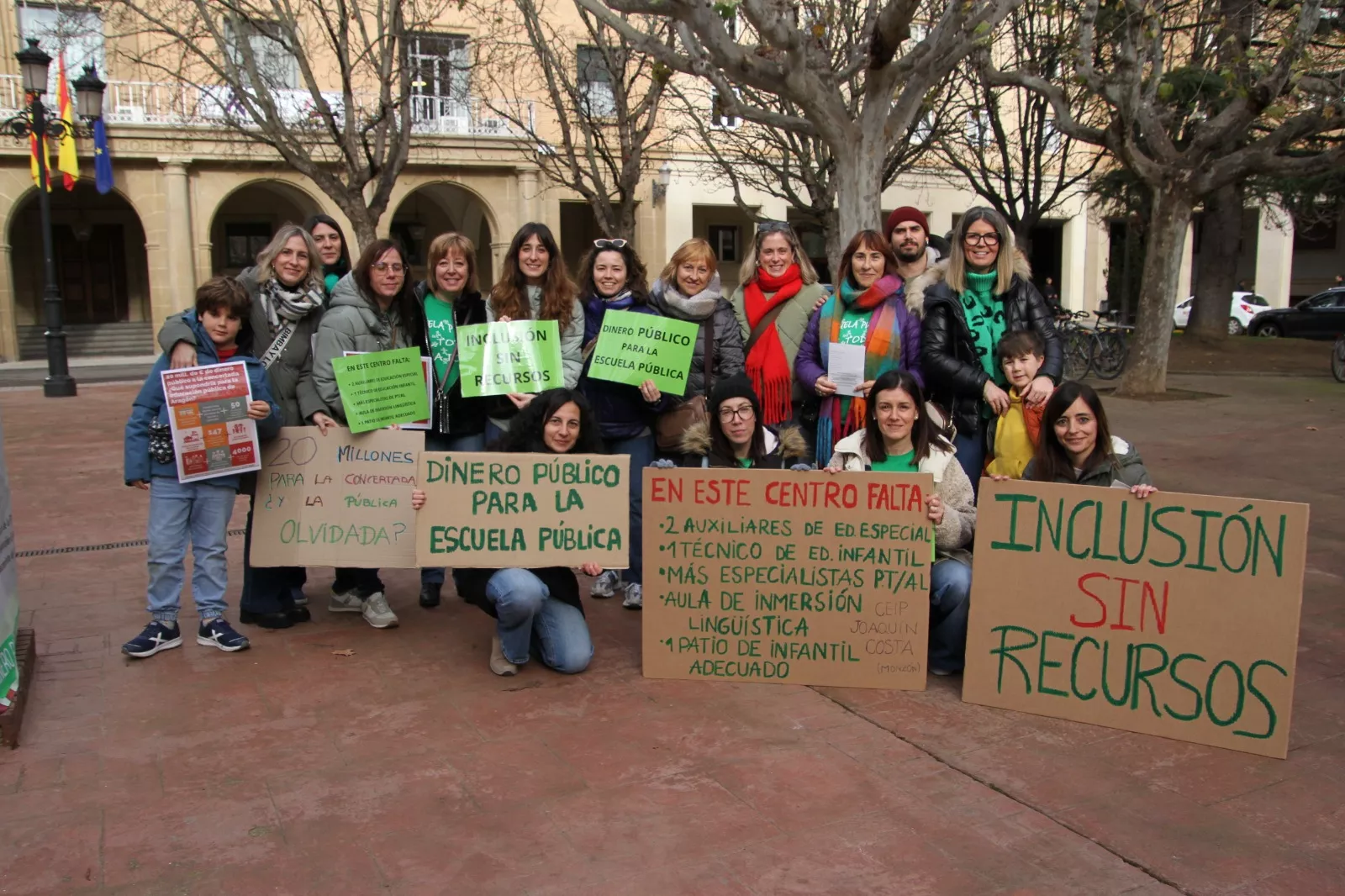 Concentración en Huesca en el segundo día de huelga educativa. Foto Carlos Neofato