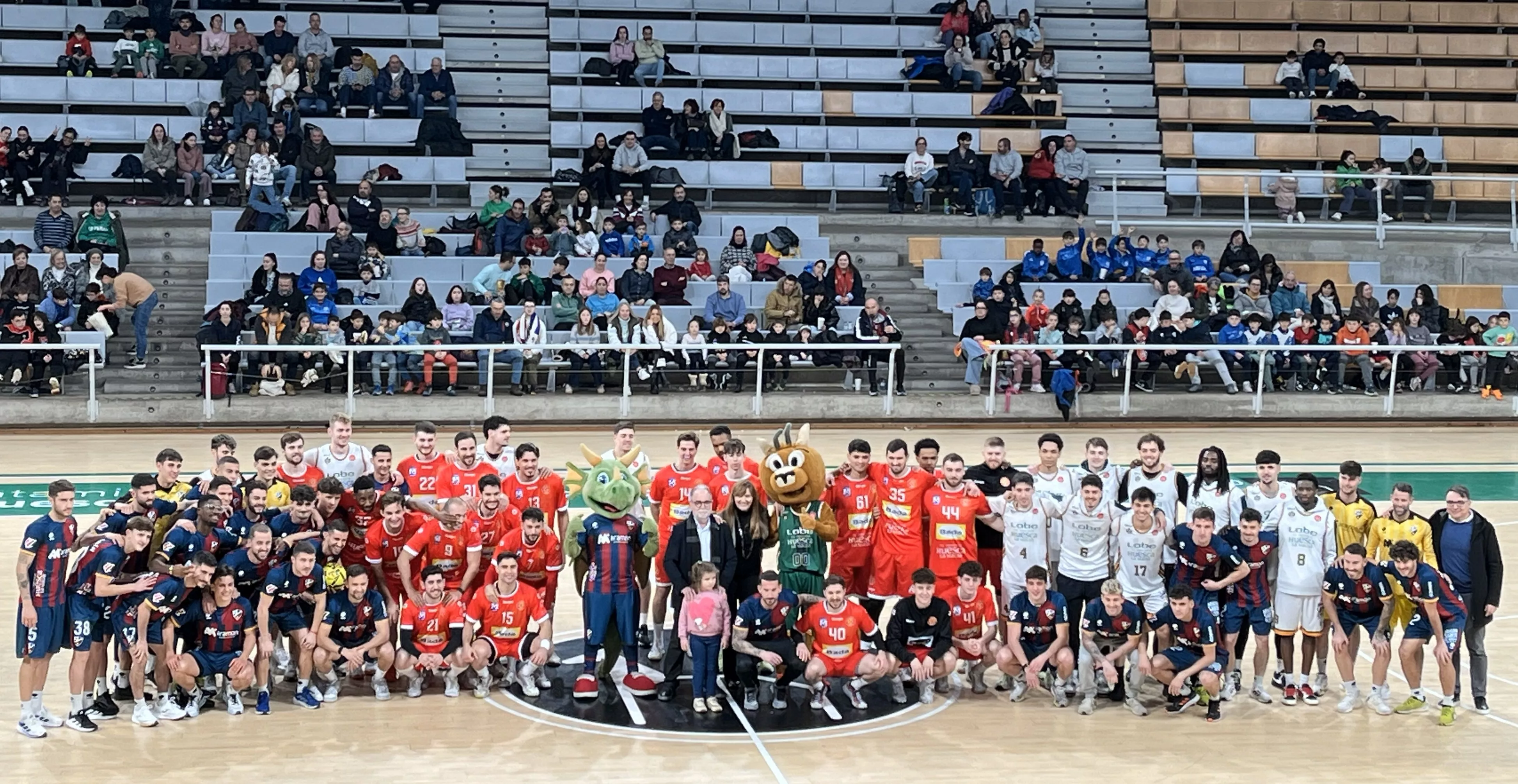 Foto de familia con los jugadores de SD Huesca, Bada Huesca y Lobe Huesca. Foto: Adri Mora Foto de familia con los jugadores de SD Huesca, Bada Huesca y Lobe Huesca. Foto: Adri Mora