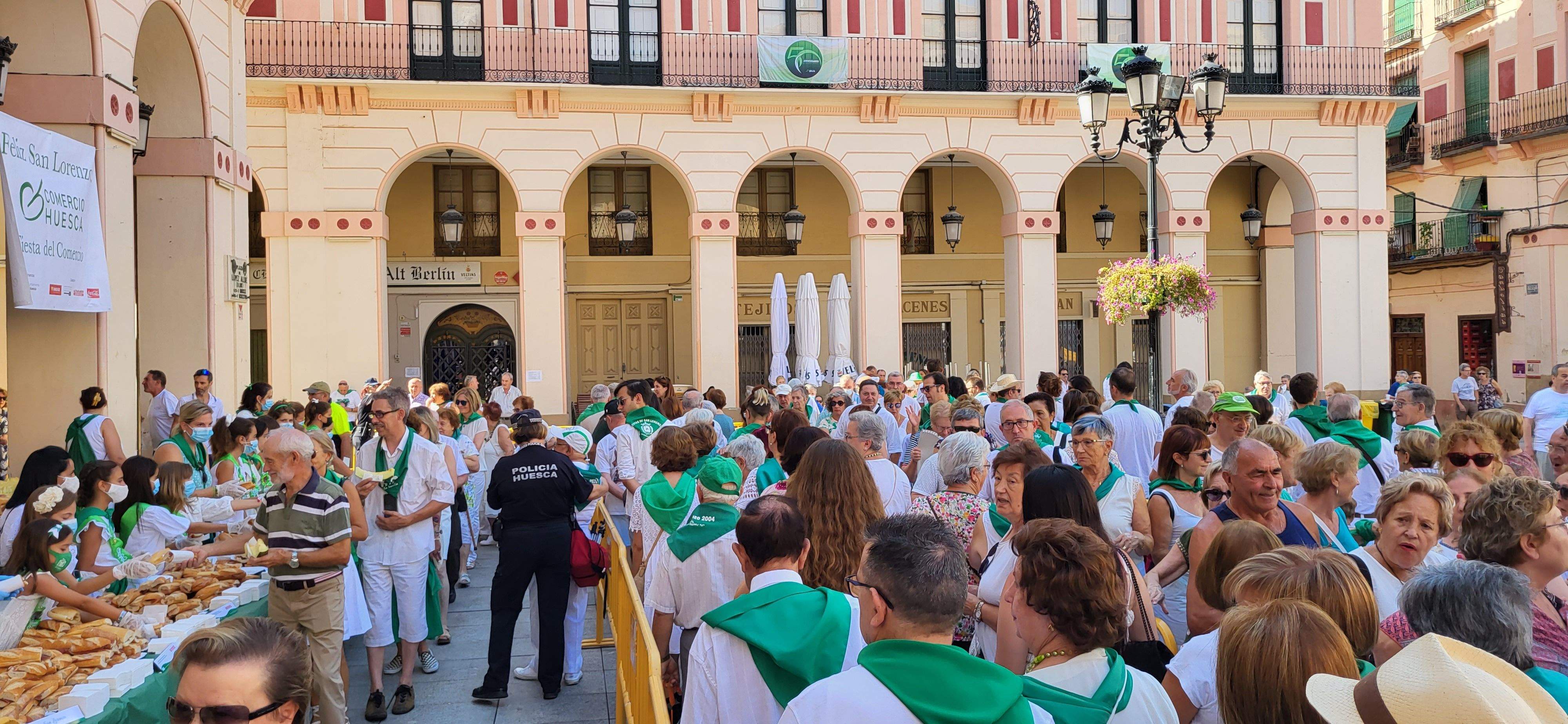 Los oscenses esperan para recoger melón y bocadillo de jamón.