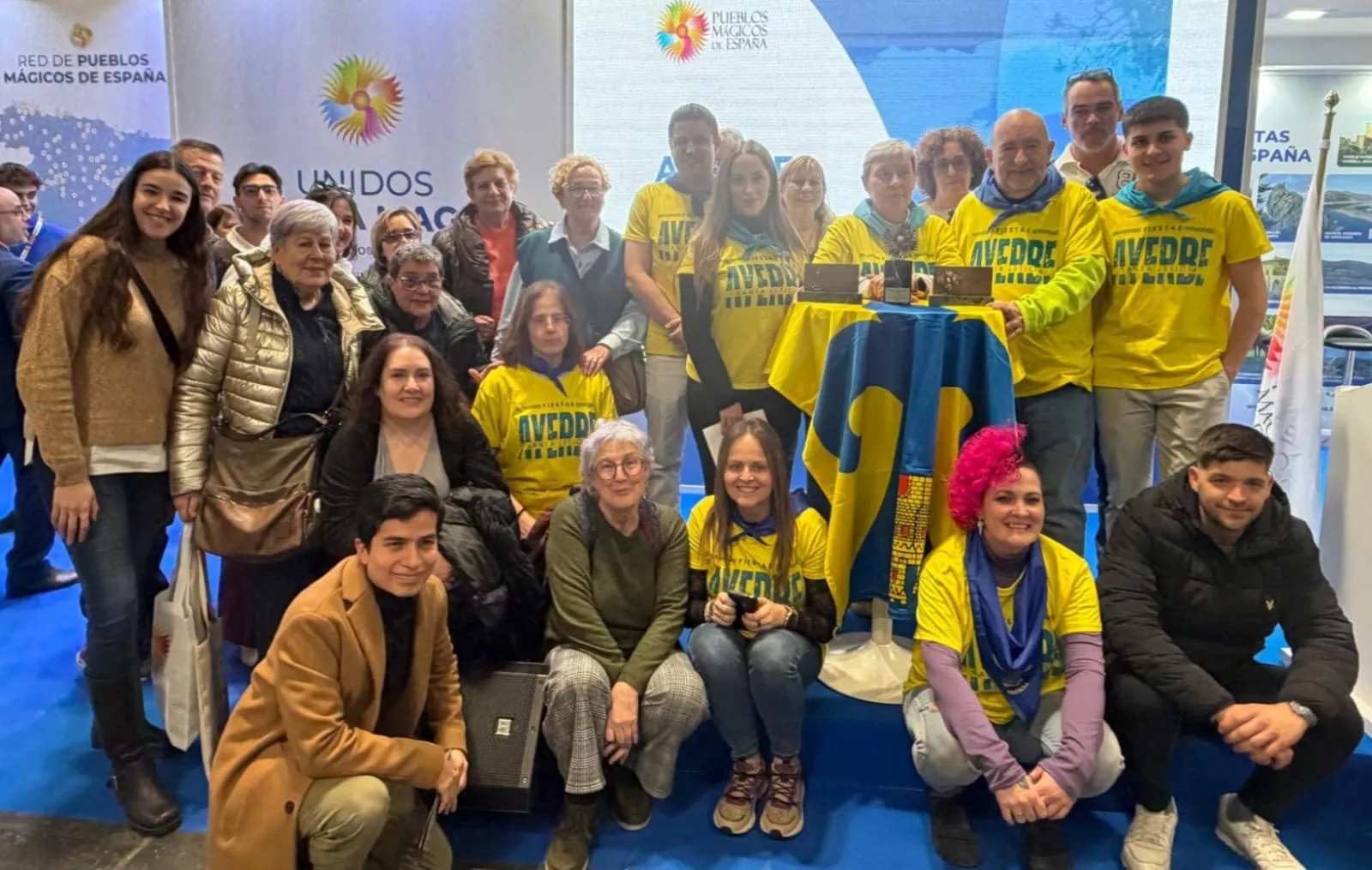 La delegación de Ayerbe recogiendo tres premios en Fitur 2026.