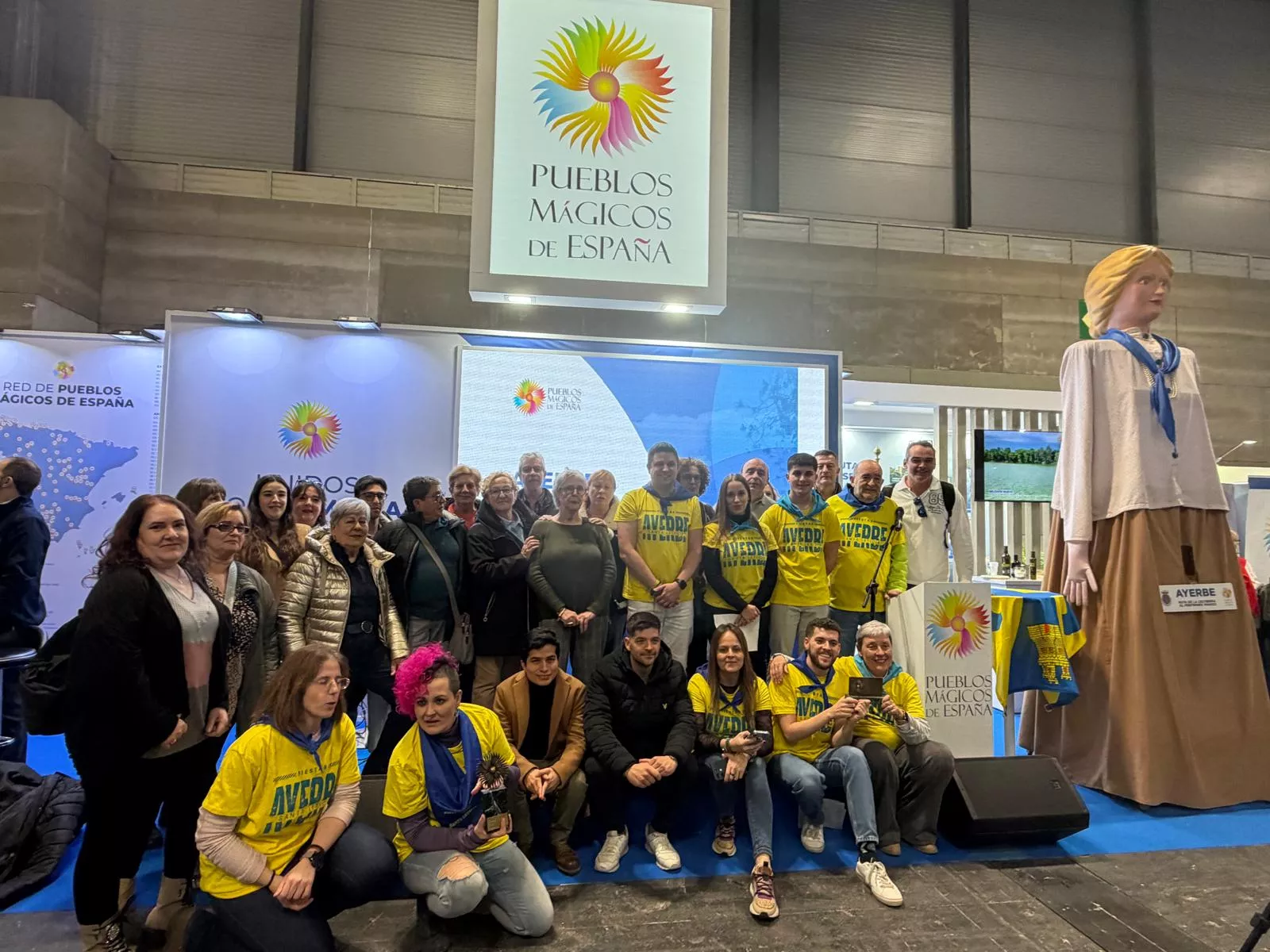 La delegación de Ayerbe recogiendo tres premios en Fitur 2026.