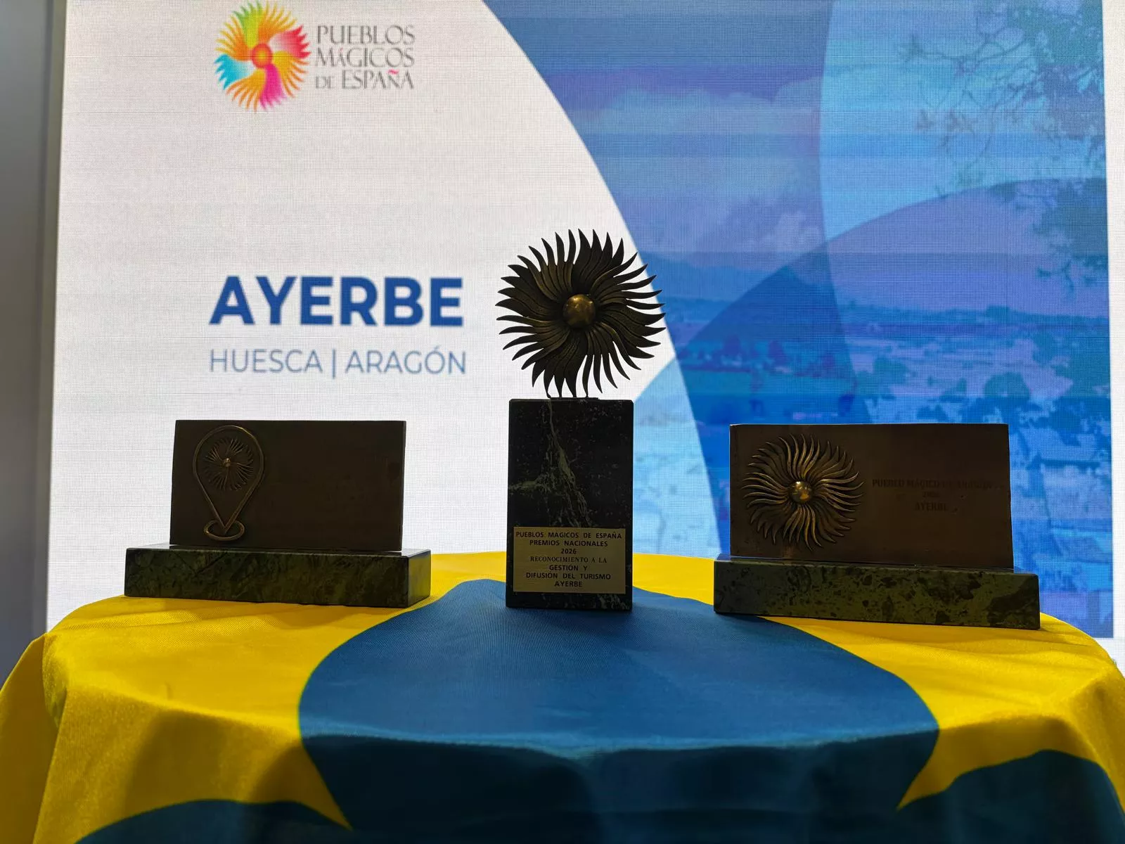 La delegación de Ayerbe recogiendo tres premios en Fitur 2026.