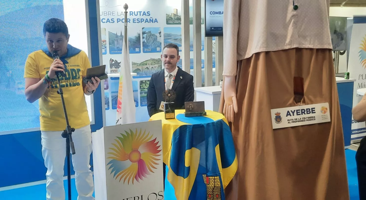 La delegación de Ayerbe recogiendo tres premios en Fitur 2026.