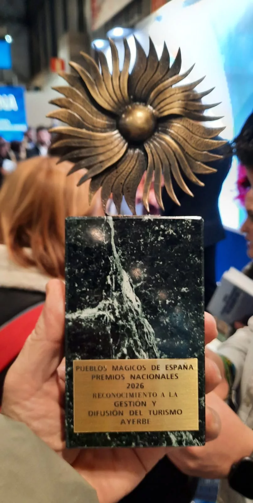 La delegación de Ayerbe recogiendo tres premios en Fitur 2026.