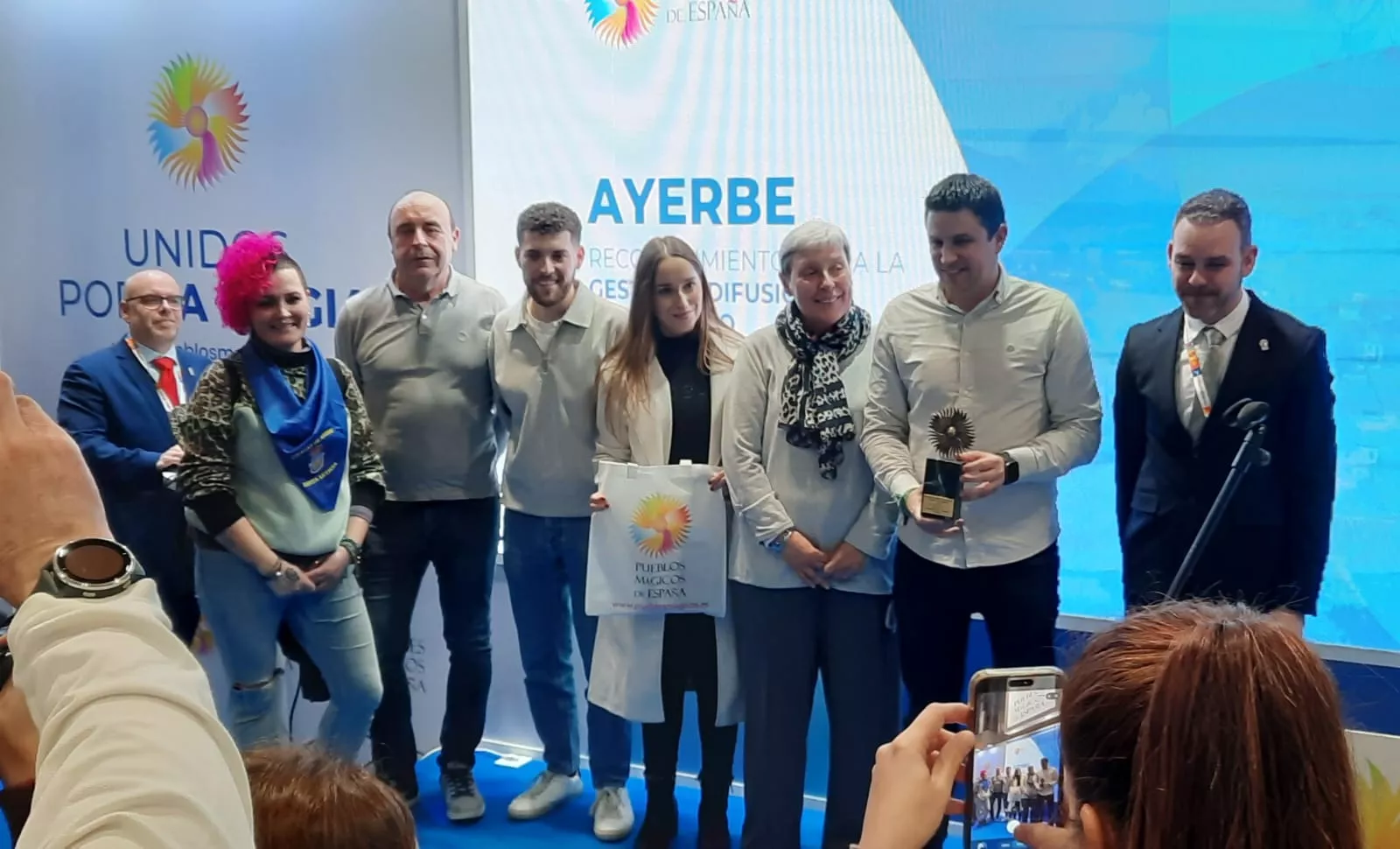 La delegación de Ayerbe recogiendo tres premios en Fitur 2026.