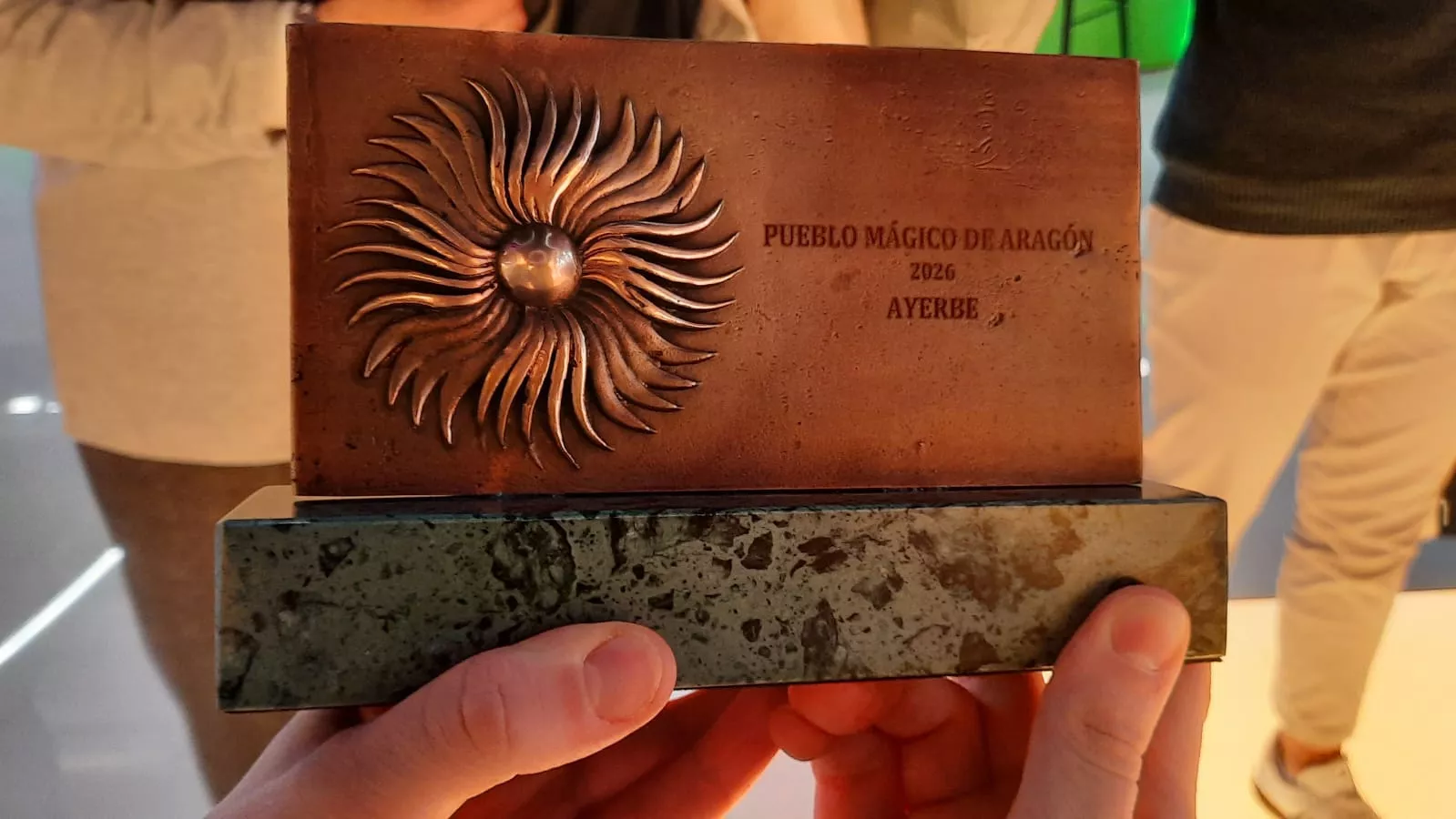 La delegación de Ayerbe recogiendo tres premios en Fitur 2026.