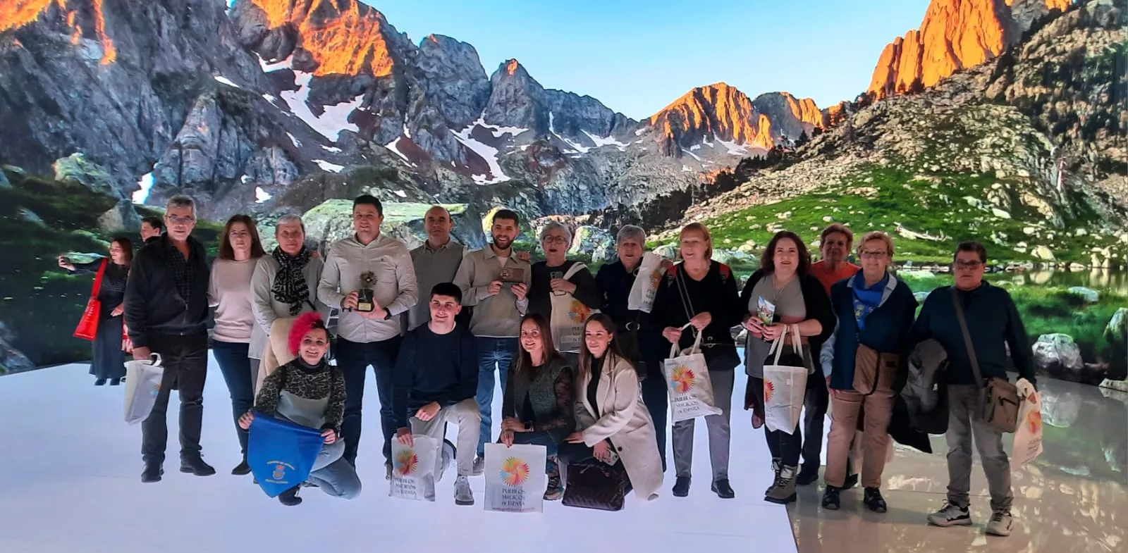 La delegación de Ayerbe recogiendo tres premios en Fitur 2026.