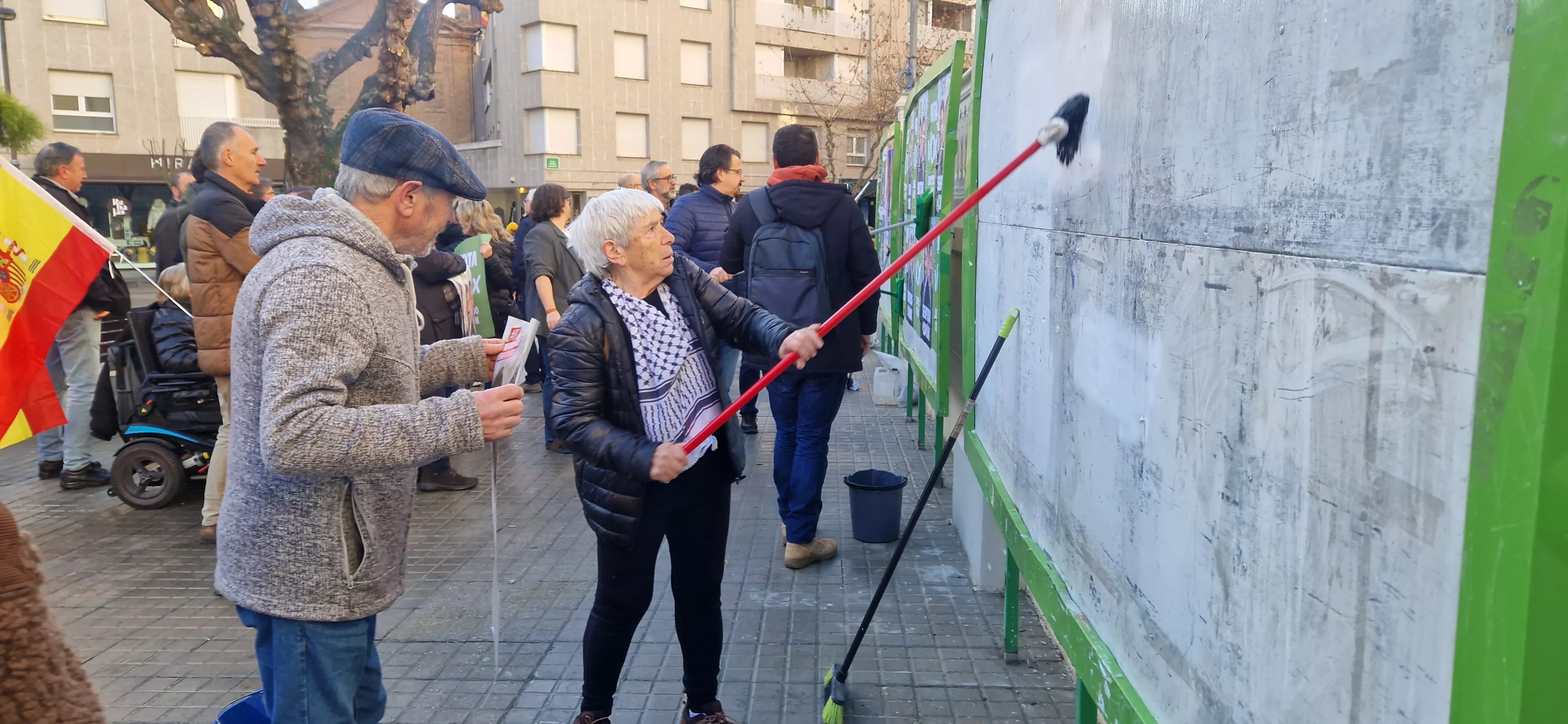 Antonia Piedrafita (IU-Movimiento Sumar), preparando la plataforma para pegar el cartel. Foto Myriam Martínez