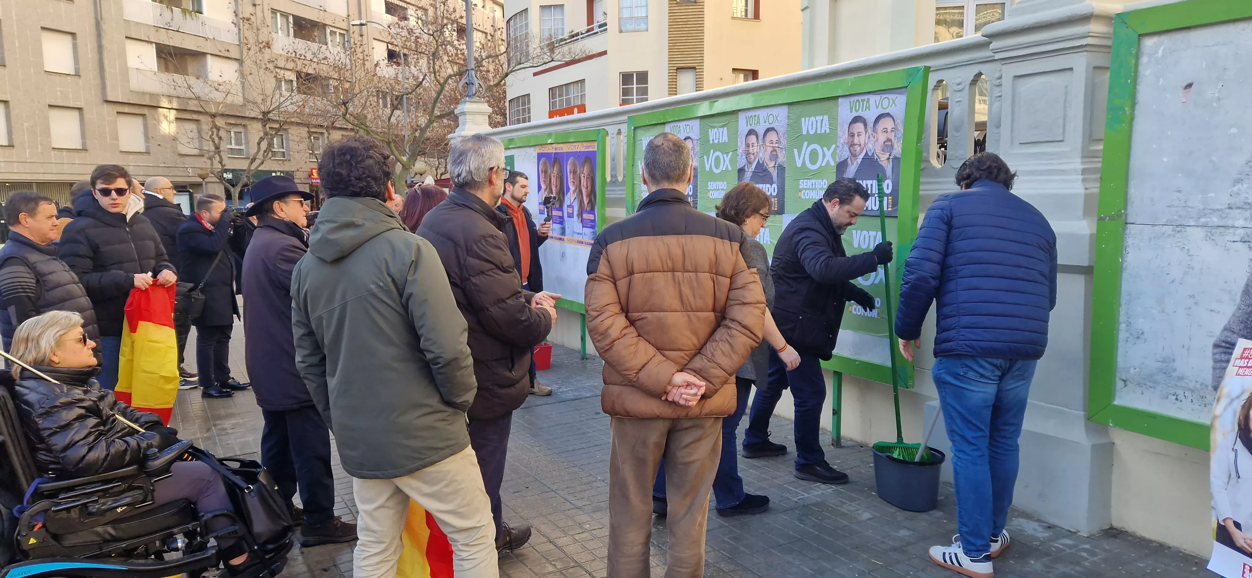 Pegada de carteles de VOX. Foto Myriam Martínez