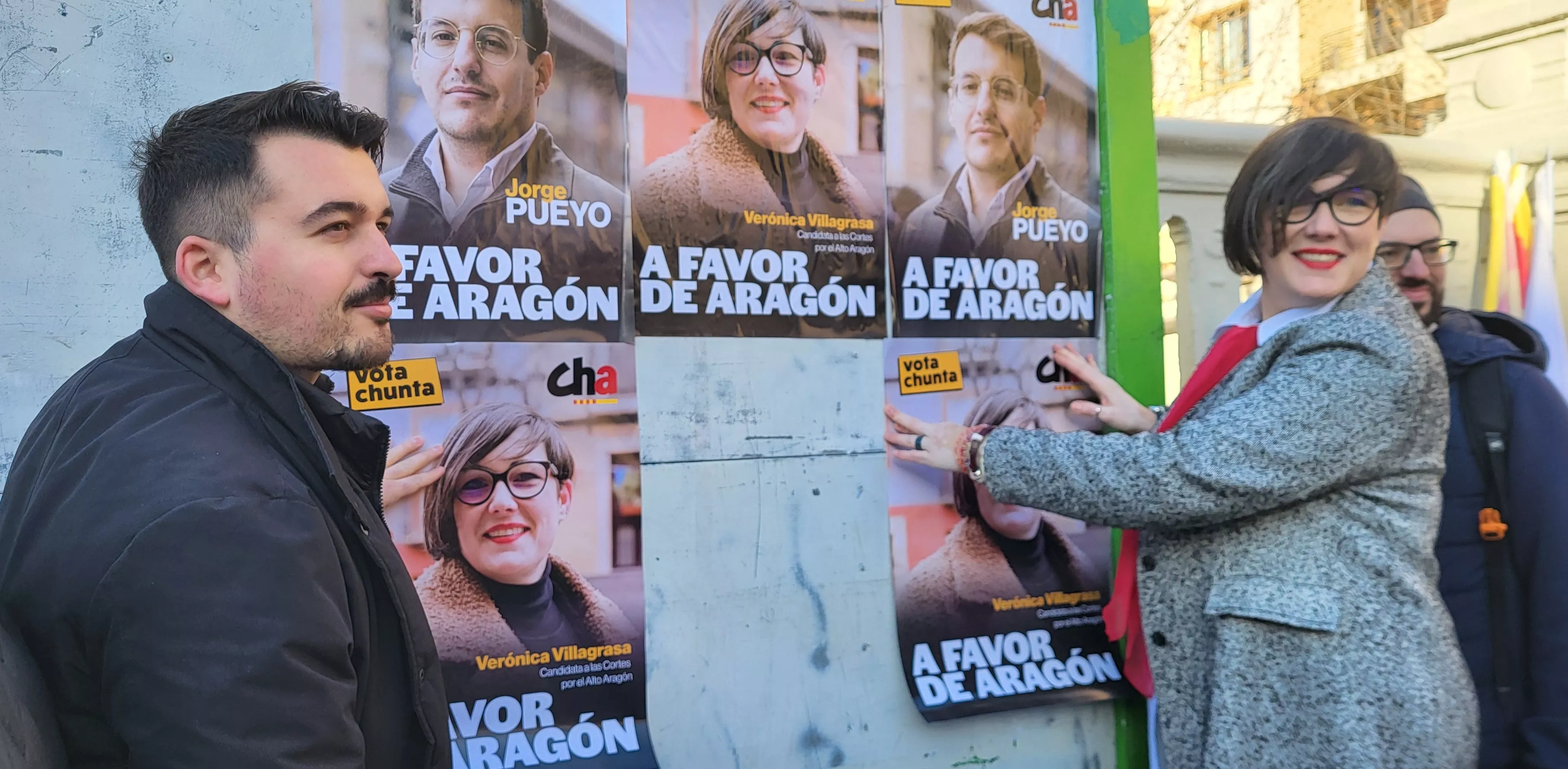 Pegada de carteles de CHA. Foto Mercedes Manterola 