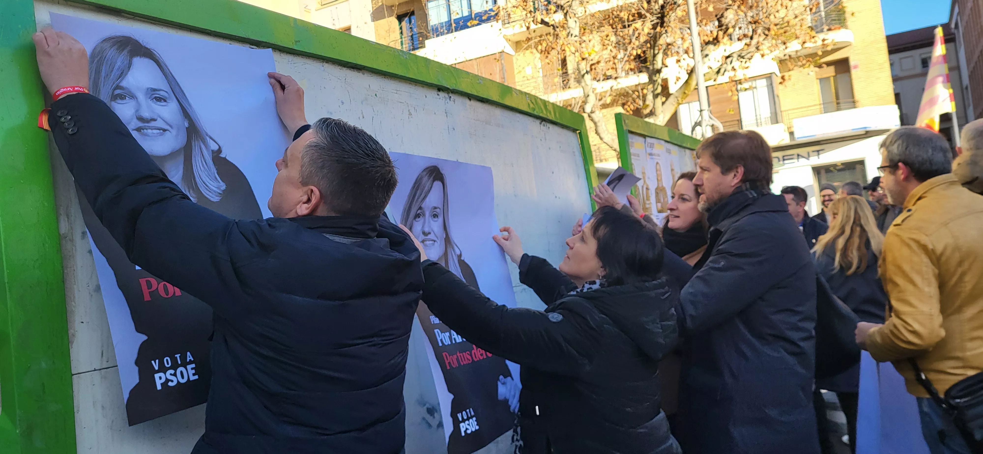 Pegada de carteles del PSOE. Foto Mercedes Manterola